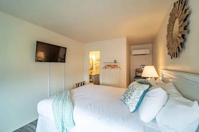 كوخ بسرير كوين، Ocean Glass Inn 3/9