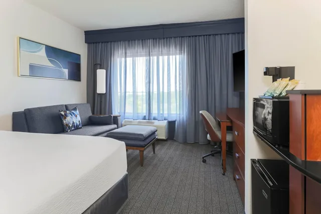 غرفة بسرير مزدوج لذوي الإعاقة، Courtyard Austin Airport 1/3