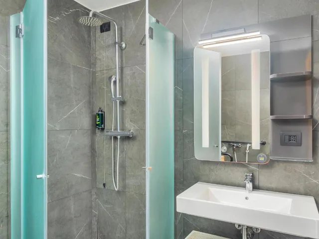 غرفة بسرير كوين بإطلالة، B&B Hotel Milano City Center Duomo 2/2