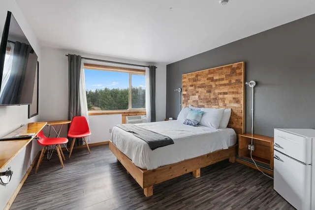 West, Queen Bed، Adrift Hotel 3/6