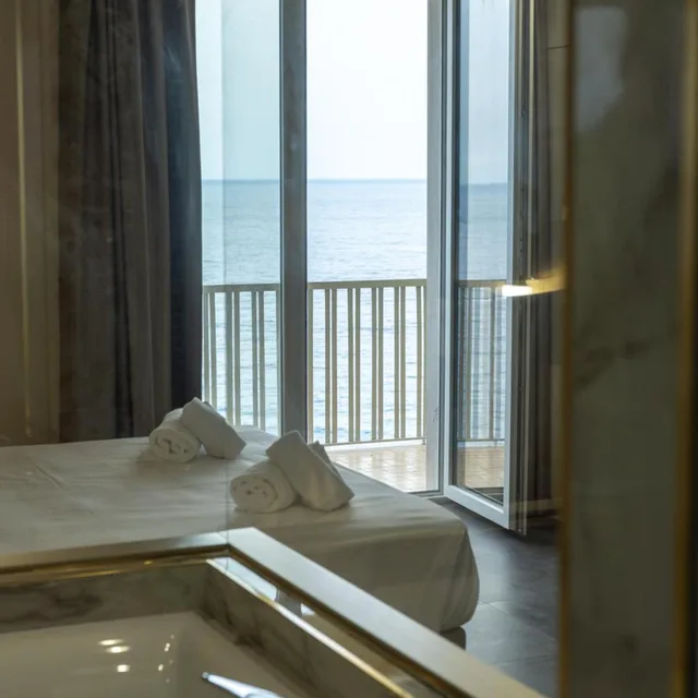 Royal, Suite, Hot Tub, Palace Hotel 8/10