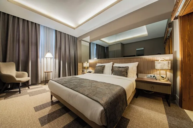 Deluxe, King Bed, Four Mansions Hotel 2/6