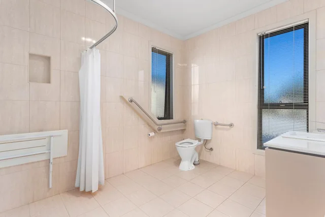 Studio, Queen Bed, Quality Hotel Point Cook 3/3