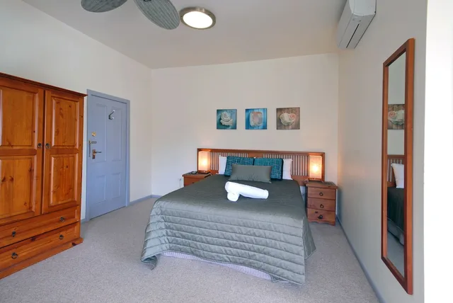 جناح بسرير كوين بإطلالة على النهر، Riverview Boutique Motel 1/2