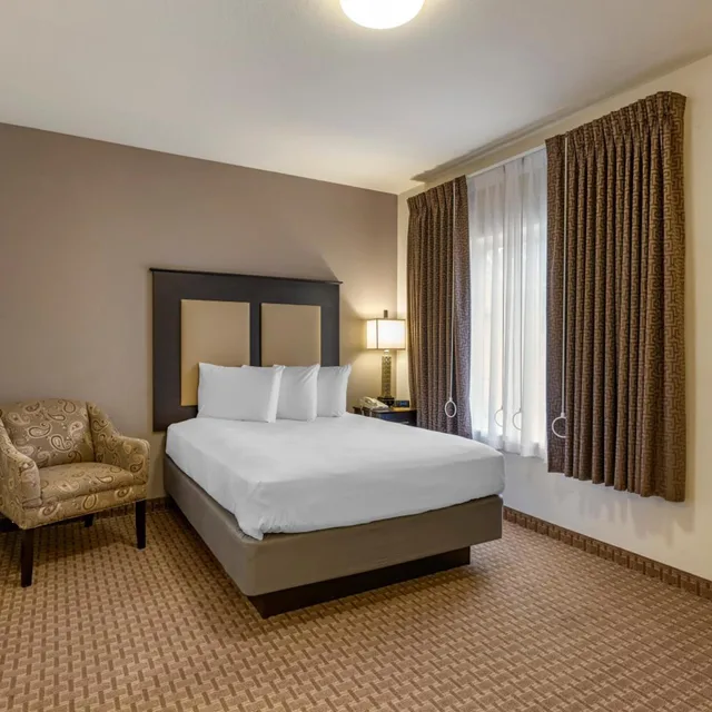 غرفة ثلاثية، Stay-Over Suites 1/4