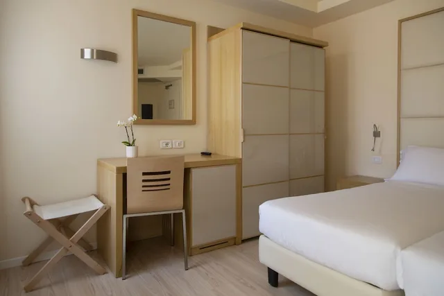غرفة قياسية بسرير مزدوج وسرير بطابقين، HOTEL ANTICO BORGO 2/3