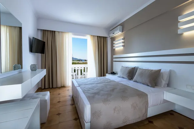 غرفة بسرير مزدوج بإطلالة على البحر، Gaia In Style Hotel - Adults Only 2/7