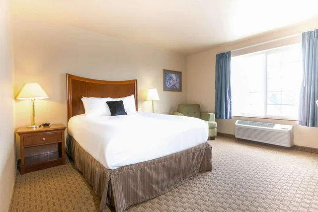 Standard, Queen Bed, Red Lion Inn & Suites McMinnville 1/1
