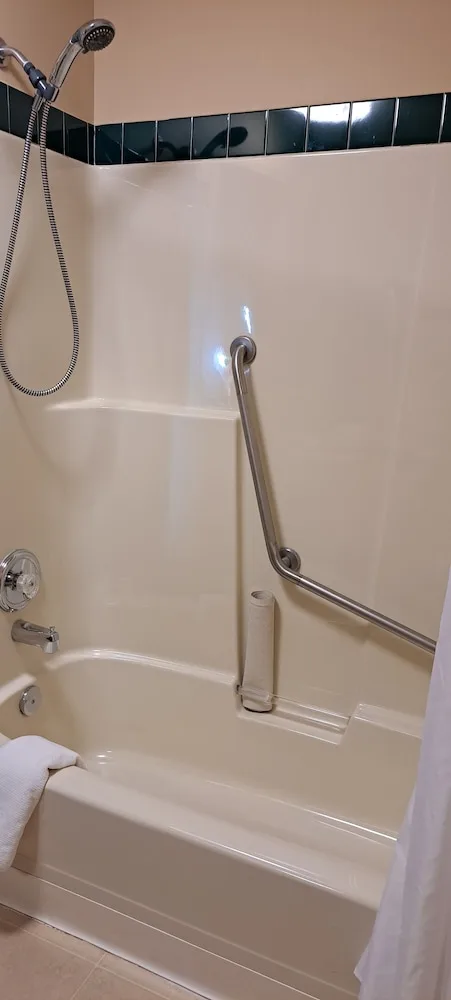 غرفة بسريرين كوين لذوي الإعاقة، Travelodge by Wyndham Lacombe 3/3
