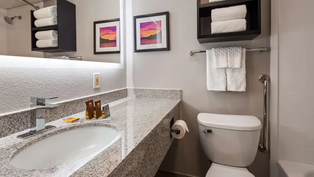 غرفة قياسية ركنية بسرير كينج بمطبخ صغير، Best Western Plus Sun Canyon 8/10