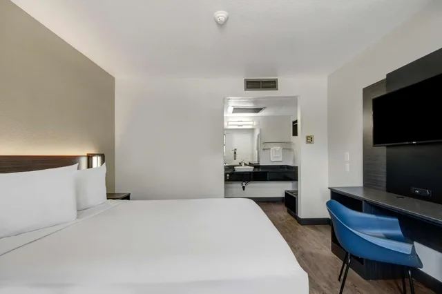 1 Queen Bed - ADA/RI Shower، Motel6 Lompoc, CA 4/10