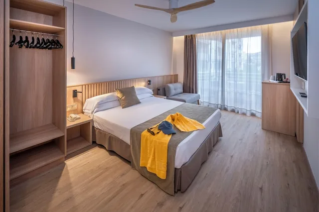 غرفة قياسية بثلاثة أسرّة بشرفة مع سرير إضافي، GHT Oasis Tossa & Spa 4/10