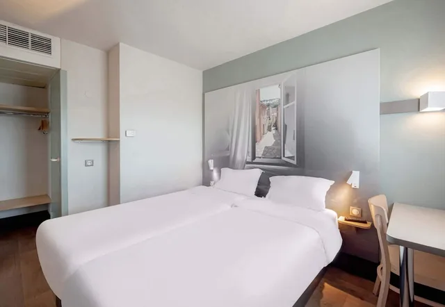 Twin room, B&B Hotel Hyeres 2/4