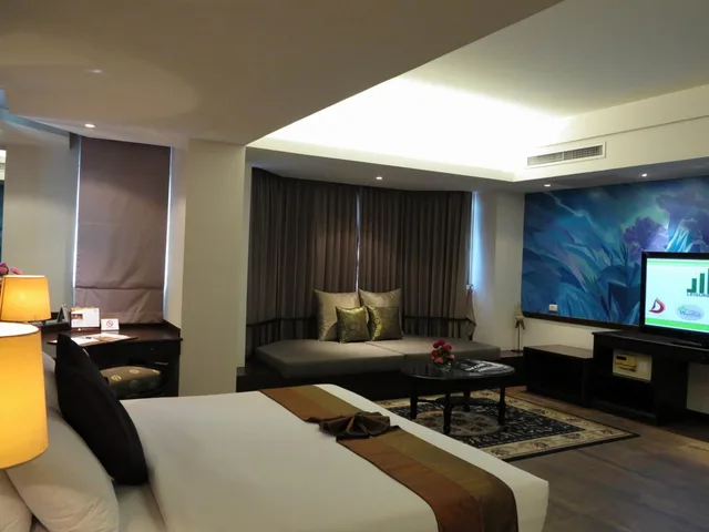 جناح جونيور، The Grand Sathorn 4/8
