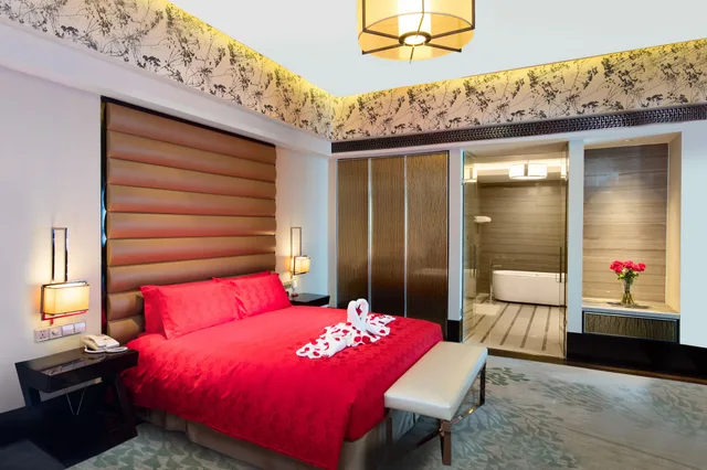 Standard, King Bed, Crowne Plaza Hefei 2/4