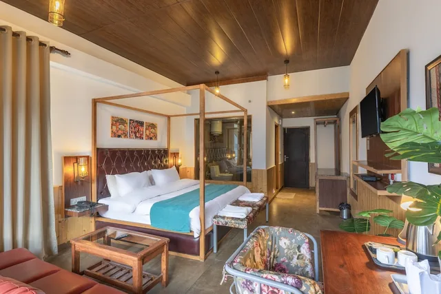 غرفة سوبيريور بسرير كينج بإطلالة على الجبل بشرفة، Echor Himalayan Heights Luxe Manali 6/10