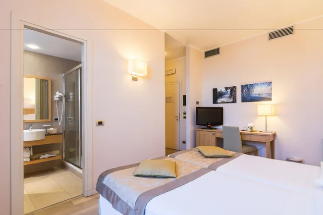 غرفة ديلوكس بسريرين منفصلين بشرفة، Hotel Sirmione E Promessi Sposi 1/5