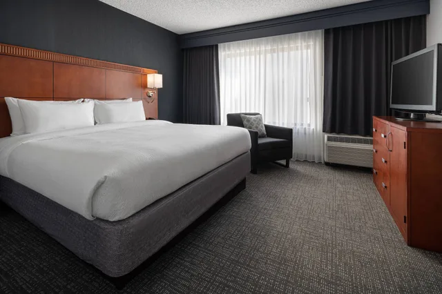 غرفة بسرير كينج مع أريكة، Courtyard by Marriott Rancho Cordova Sacramento 1/10