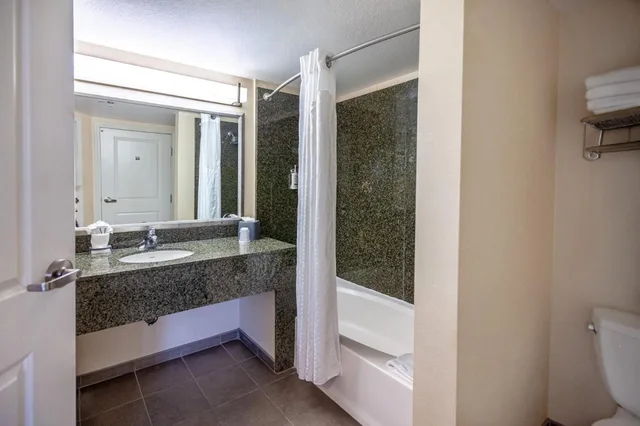 جناح بسريرين كوين بغرفة نوم واحدة مع أريكة، Holiday Inn And Suites Scottsdale North Airpark Ex Wingate By Wyndham Scottsdale 7/8