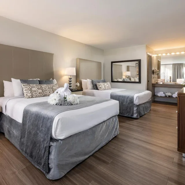 Royal, 2 Queen Beds, Side Pool View، Magic Moment Resort & Kids Club, Dazzler Select by Wyndham 5/8