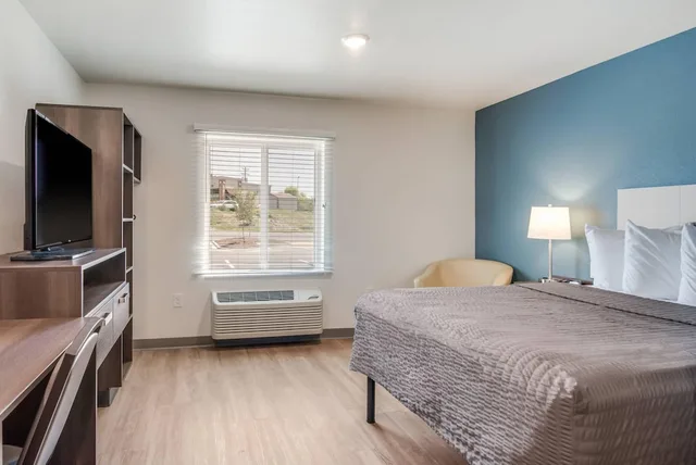 غرفة بسرير كوين مع أريكة بحوض استحمام لذوي الإعاقة، WoodSpring Suites Fort Mill 1/4
