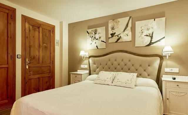 غرفة خارجية أساسية بسرير كوين بشرفة، Hostal Vidaller 2/3