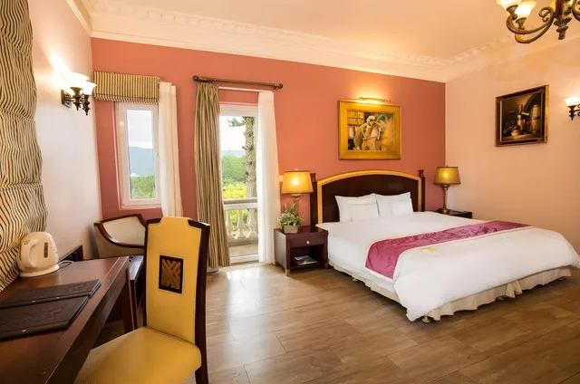 غرفة ديلوكس بسرير كينج بإطلالة على الجبل، Dalat Edensee Lake Resort and Spa 1/1