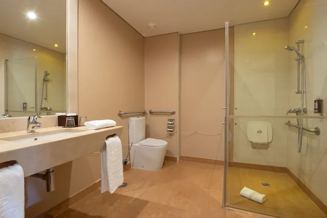 غرفة بشرفة مفردة بسريرين منفصلين، Vila Gale Collection Palacio dos Arcos 7/8