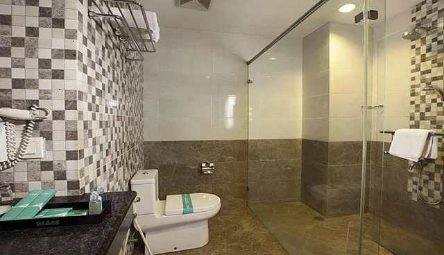 غرفة بسرير كينج، Regantris Malioboro Yogyakarta 4/5
