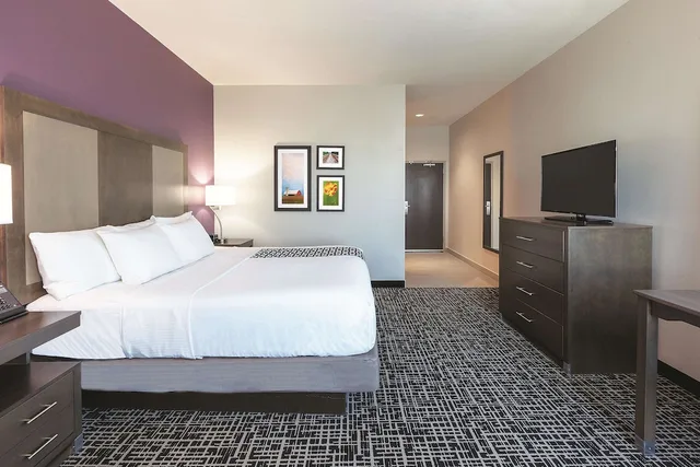 غرفة بسرير كينج، La Quinta Inn & Suites By Wyndham Terre Haute 1/7