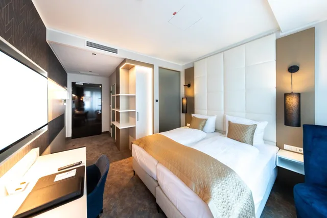 غرفة كبيرة بسرير مزدوج بإطلالة على المدينة، Best Western Premier Royal Blue - Adult Only 2/10