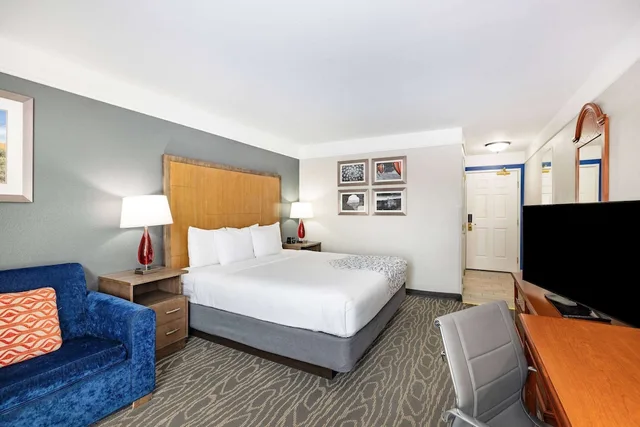 غرفة ديلوكس بسرير كينج لذوي الإعاقة، La Quinta Inn & Suites by Wyndham Gallup 3/9