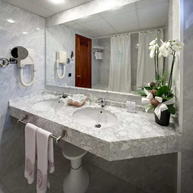 غرفة بسرير مزدوج أو سريرين منفصلين، Hotel Gaudi 4/5