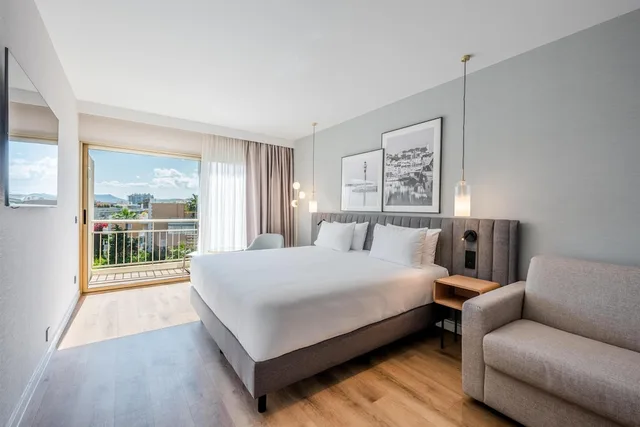 جناح جونيور بسرير كينج بإطلالة على الحديقة، Luxotel Cannes 2/4