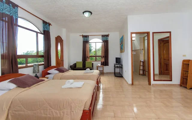 جناح عائلي بسريرين منفصلين وسرير كينج بإطلالة على الحديقة بشرفة بغرفتي نوم، Twin Lodge Galapagos Hotel 6/9