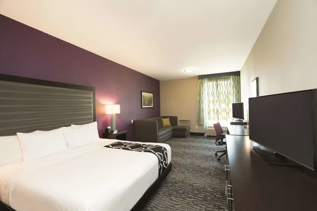 غرفة بسرير كينج لذوي الإعاقة، La Quinta Inn & Suites by Wyndham Memphis Downtown 2/4