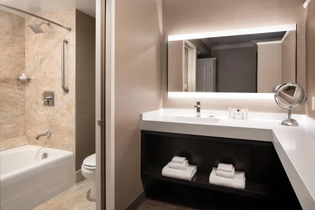 Room, King Bed, Partial Bay View, Accessible، Monterey Marriott 3/6
