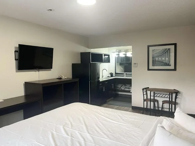 غرفة بسرير كينج لغير المدخنين بمطبخ، Motel6 Charlotte, NC – Airport South 3/5