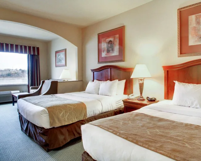 جناح بسريرين كوين بإطلالة على النهر، Clarion Suites Vidalia Riverfront 2/4