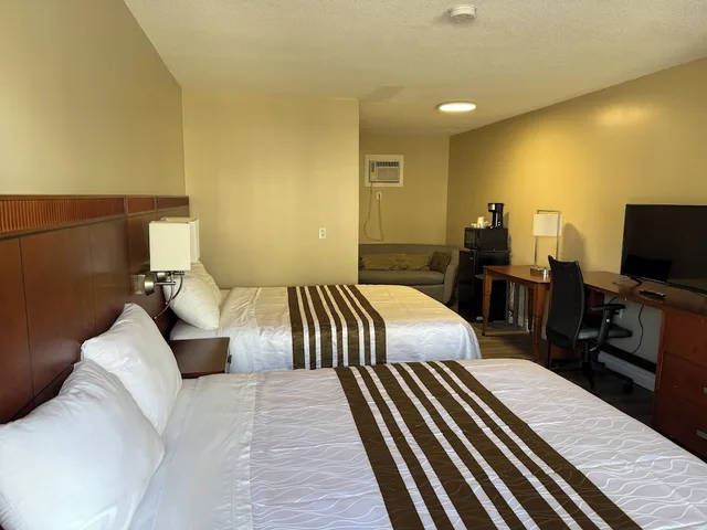 Comfort, 2 Queen Beds, Balcony, Princess Motel 1/3