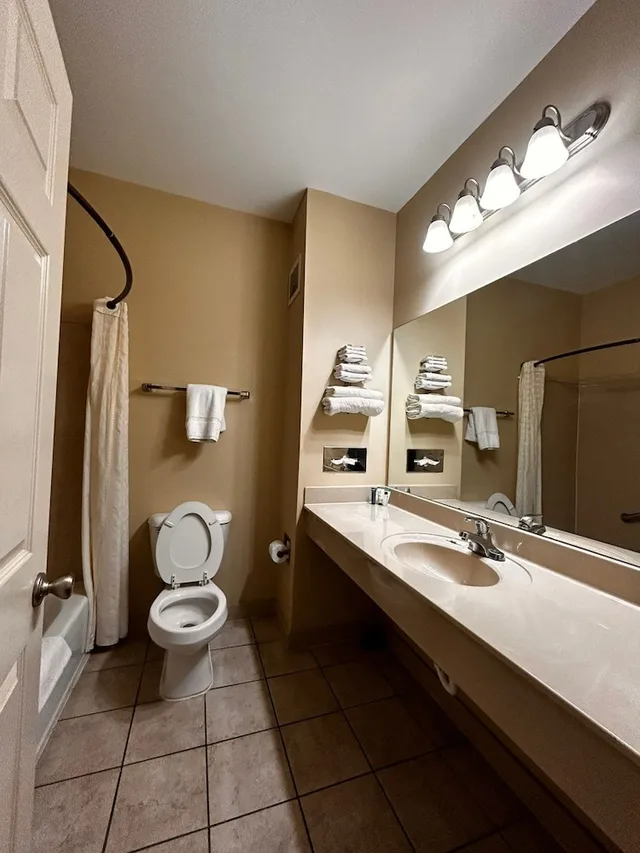 جناح بسريرين كوين بغرفتي نوم بمطبخ صغير، Plantation Oaks Suites & Inn Millington 9/10