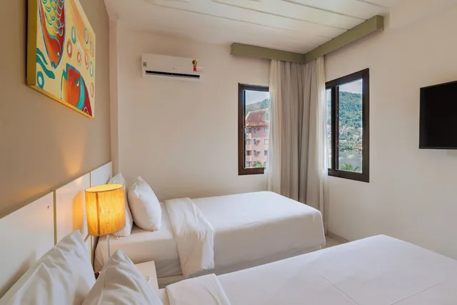 جناح بسريرين منفصلين وسرير كوين بإطلالة على البحر مع أريكة، Hotel Nacional Inn Angra dos Reis 2/3
