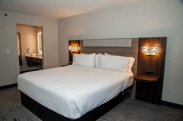 جناح بسرير كينج بمنطقة جلوس، Holiday Inn Express Tucson Airport 2/5
