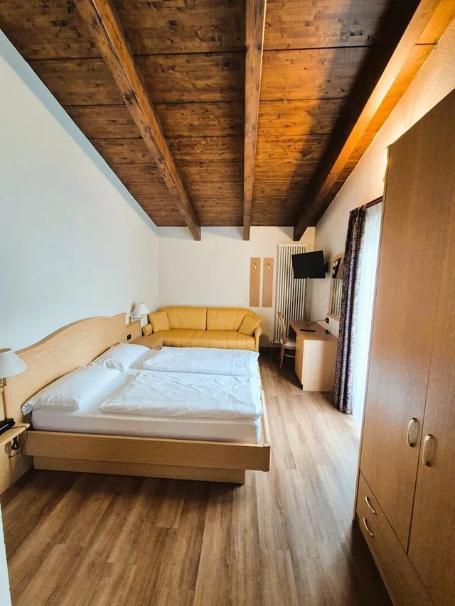 Room, Queen Bed, Sofa, Angelica Hotel 2/4