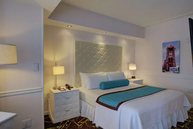 Suite, King Bed, Harbour View, The Roslyn, Tapestry Collection by Hilton 1/4