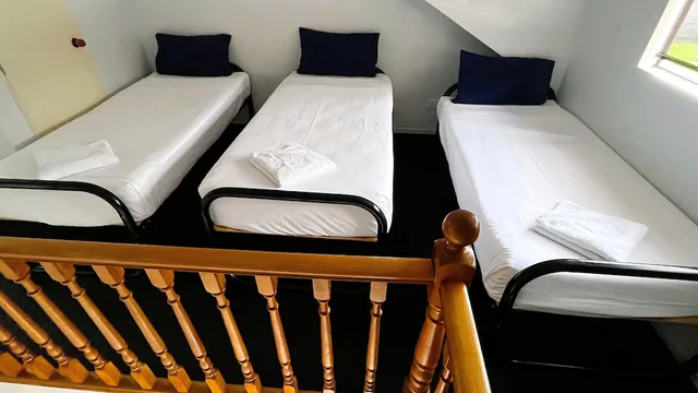 غرفة عائلية بسرير كوين وسريرين فرديين بمسبح خاص، Bennetts Thermal Pools Motor Inn 6/9