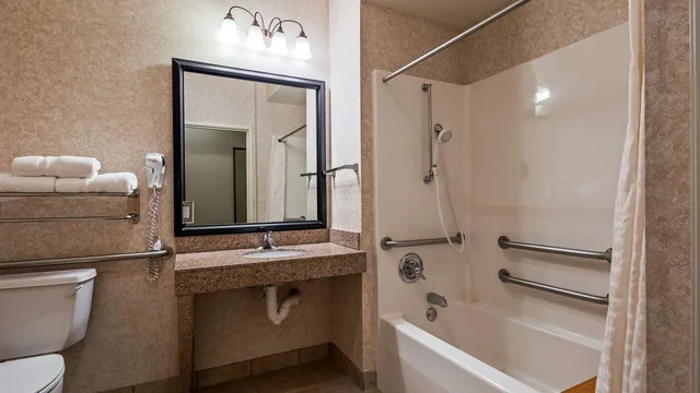 غرفة بسرير كينج بحوض استحمام لذوي الإعاقة، Best Western Longview 2/2