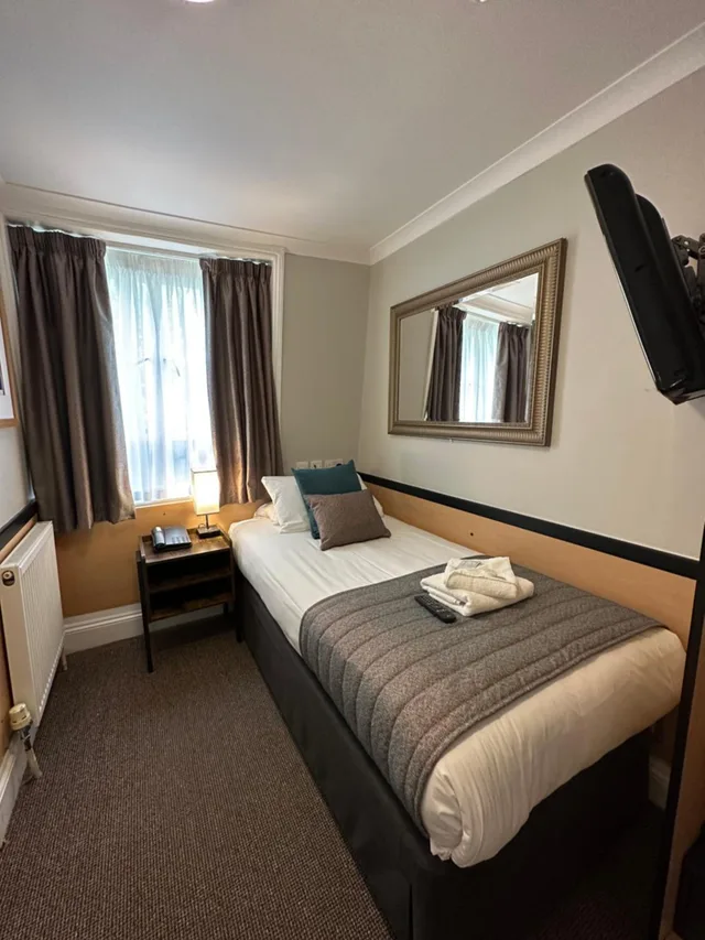 غرفة سوبيريور مفردة، Tudor Court Hotel 2/18