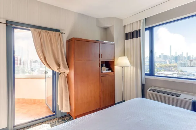 غرفة بسرير كينج بإطلالة على المدينة بشرفة، Vista LIC Hotel, BW Premier Collection 3/6