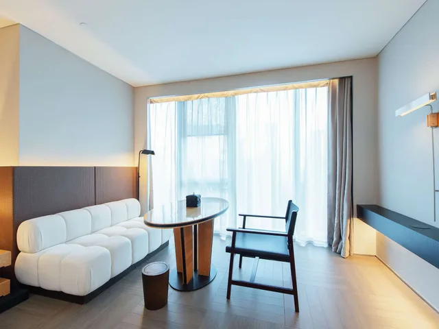 غرفة ديلوكس بسرير كينج بإطلالة على البحيرة، Novotel Xiamen International Convention Center 3/4